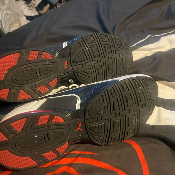 10.5 low top white, blacks& red pumas - Picture 5 of 6